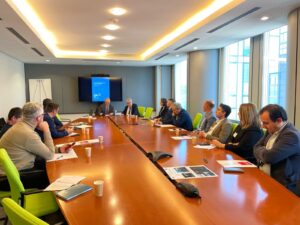 La Delegación de AFRUEX se reúne con Nacho Sánchez Amor y Diego Canga (DG AGRI) en el Parlamento Europeo en Bruselas el 8 de abril.